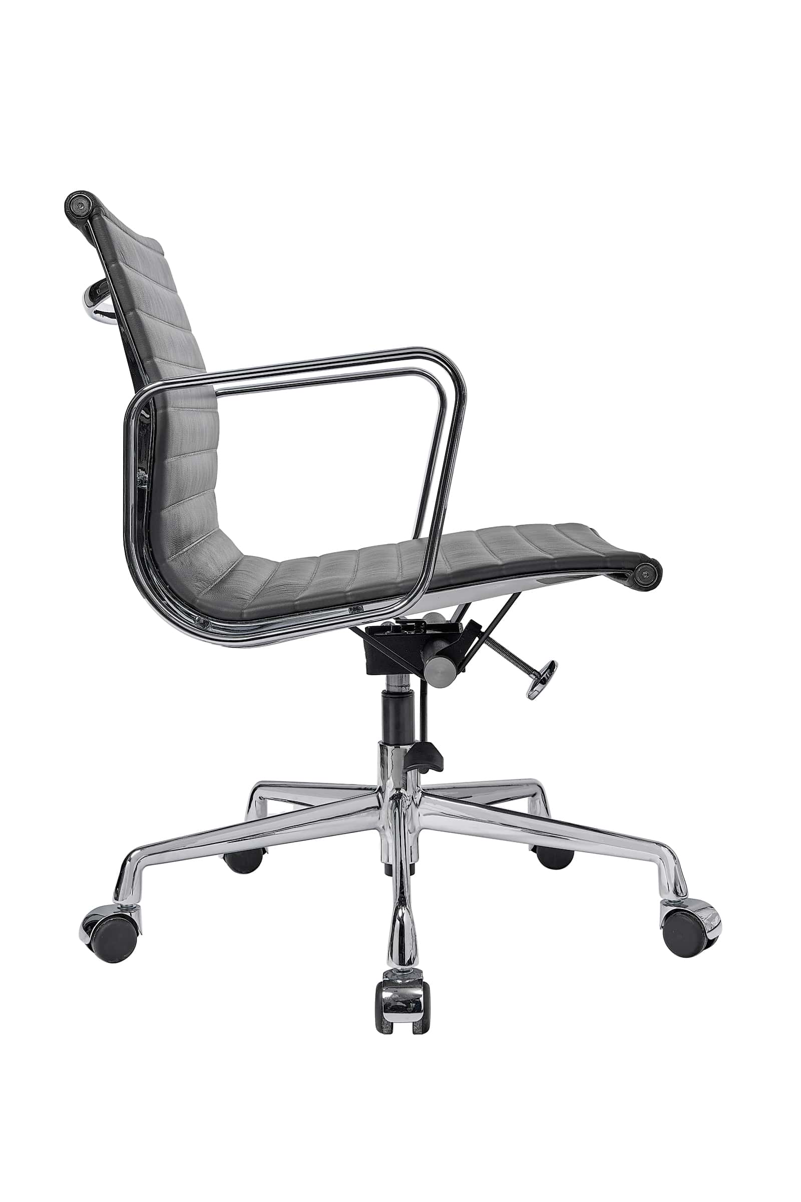Эргономичное кресло Eames Ribbed Office Chair EA 117, кожа графит